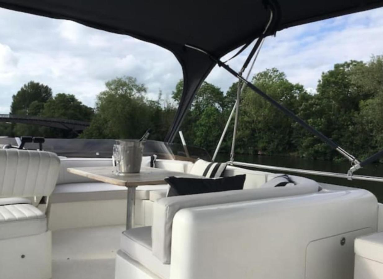 Botel Yacht -central St Kats Dock Tower Bridge Londra