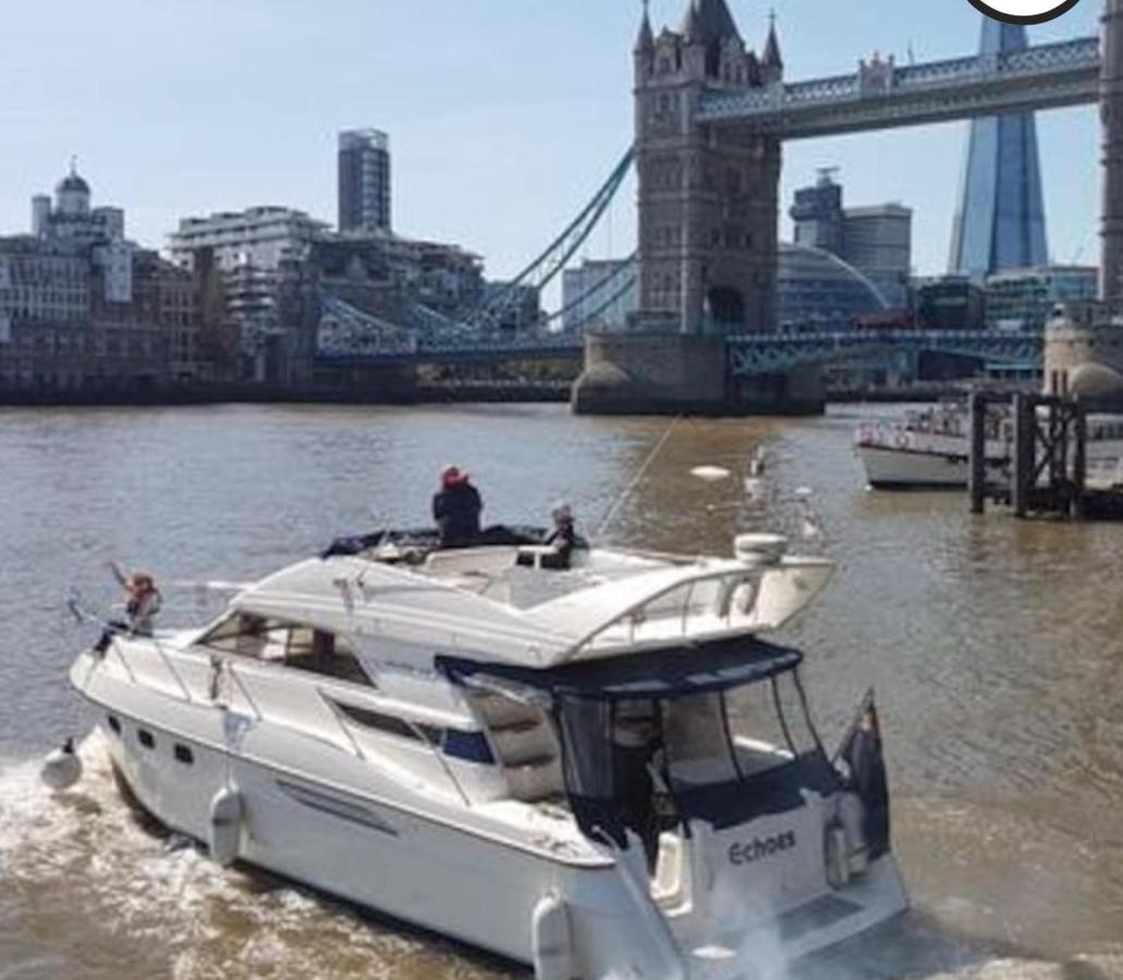 Yacht -central St Kats Dock Tower Bridge * Londra