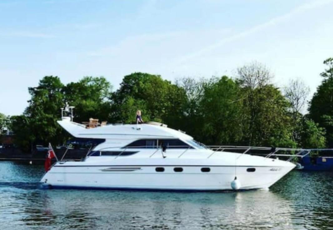 Yacht -central St Kats Dock Tower Bridge Londra