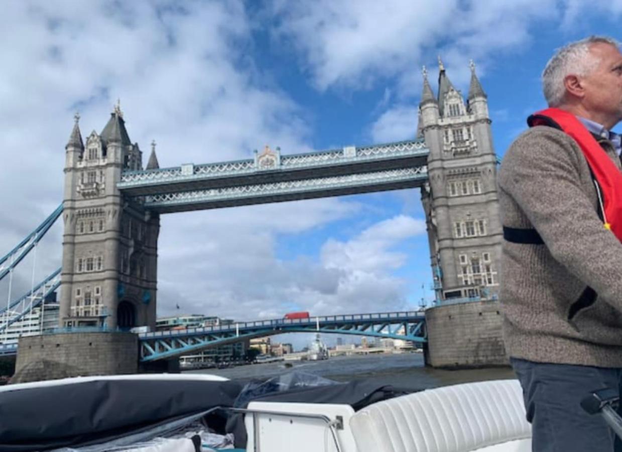 Yacht -central St Kats Dock Tower Bridge Londra