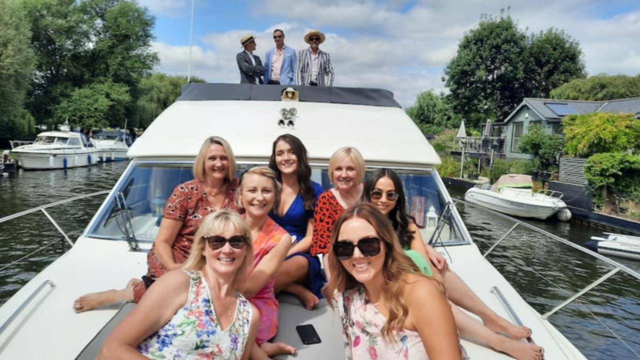 Yacht -central St Kats Dock Tower Bridge Botel Londra